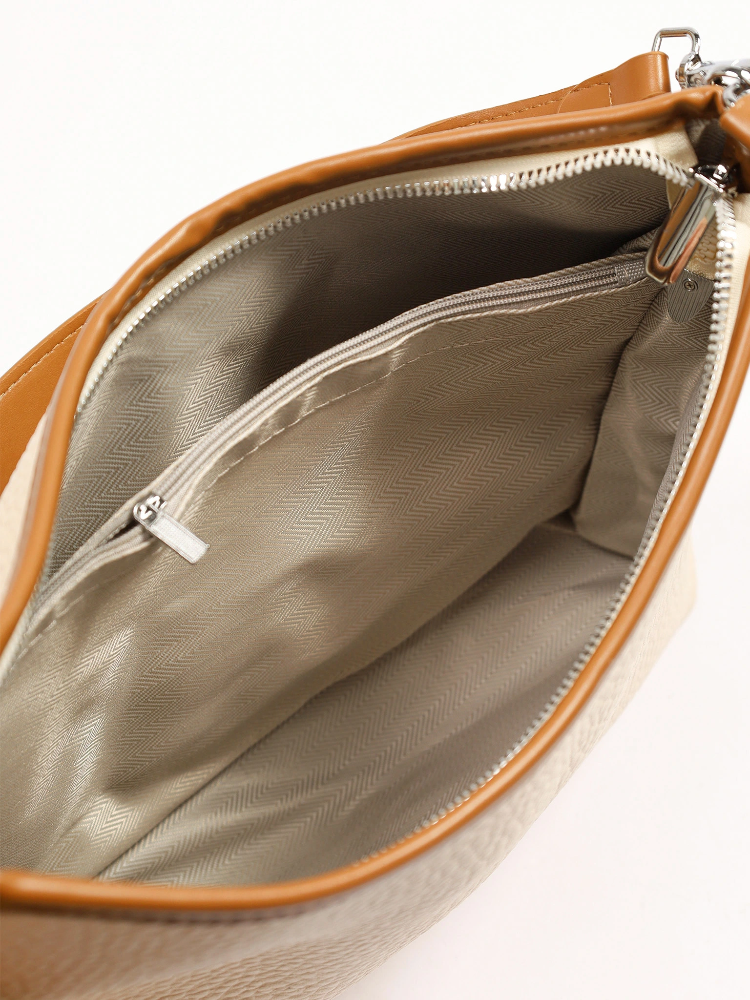 Сумка-кроссбоди  с декоративным брелком в ассортименте